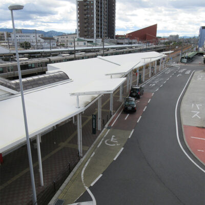 駅前通路上屋　屋根の全景